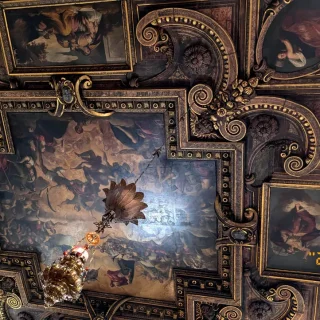 Потолок церкви Святого Джулиана, Корона Леонардо, 1585 г. Церковь Сан Джулиан