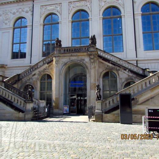 Фонтан Мира на площади Ноймаркт в Дрездене