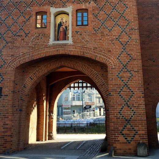 Высокие ворота Старого города Ольштын