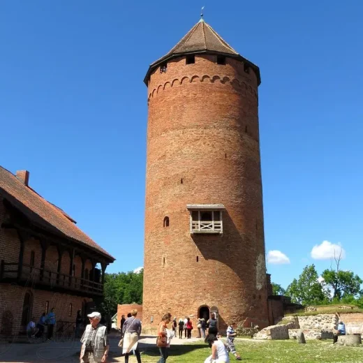 Бергфрид - главная башня замка Турайдас