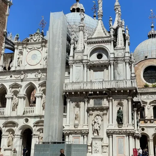 Во внутреннем дворе Дворца Дожей Венеции