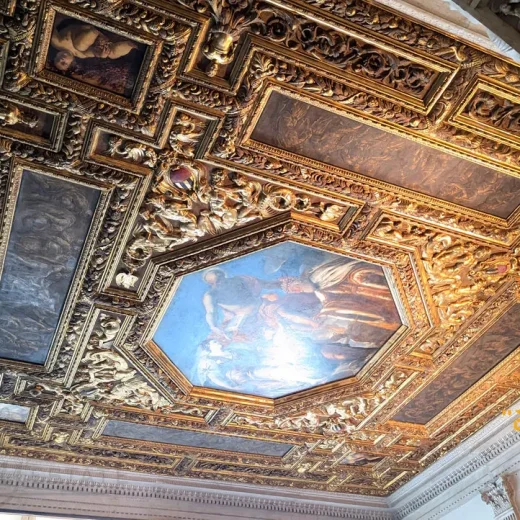 Квадратный атриум Дворца Дожей Венеции