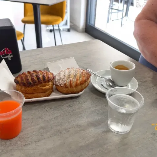 Кафе Арима на площади Плебисцито