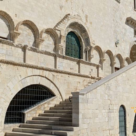 Снаружи Кафедрального собора Трани