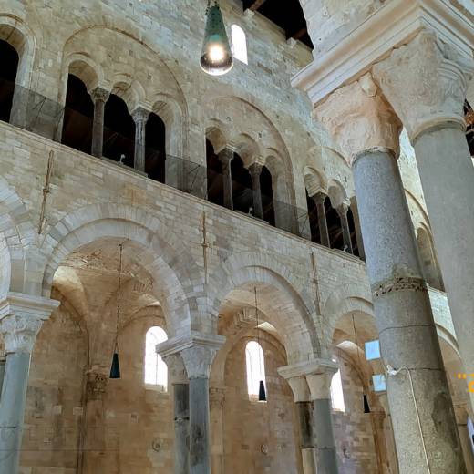 Снаружи Кафедрального собора Трани