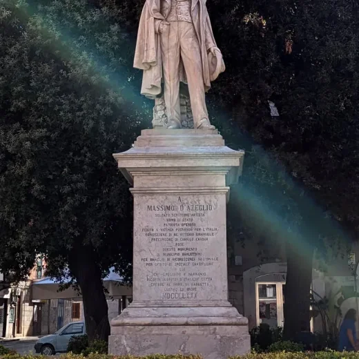 Сквер имени Массимо д'Азельо в Барлетте