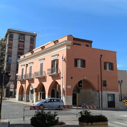 Сквер имени Массимо д'Азельо в Барлетте