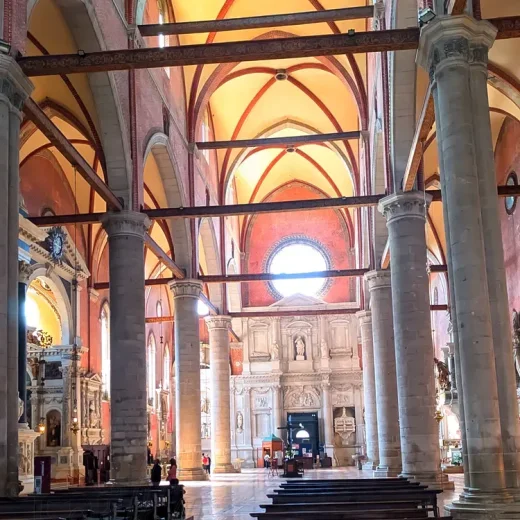 В интерьерах Базилики Санти-Джованни-э-Паоло