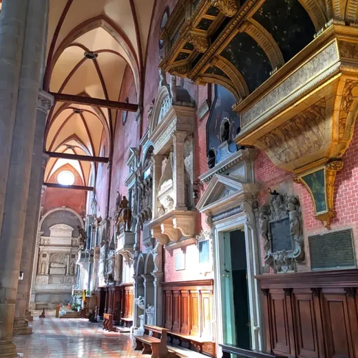 В интерьерах Базилики Санти-Джованни-э-Паоло