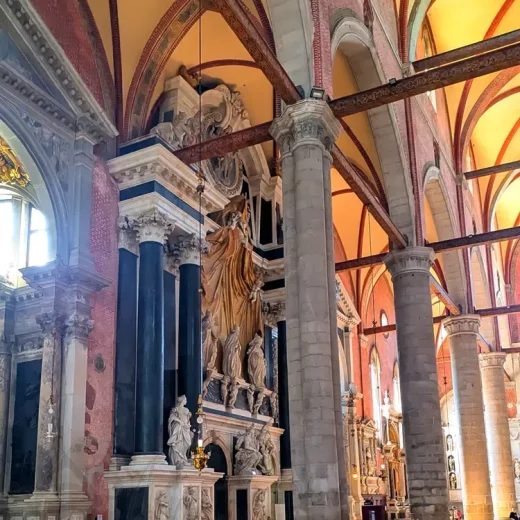 В интерьерах Базилики Санти-Джованни-э-Паоло