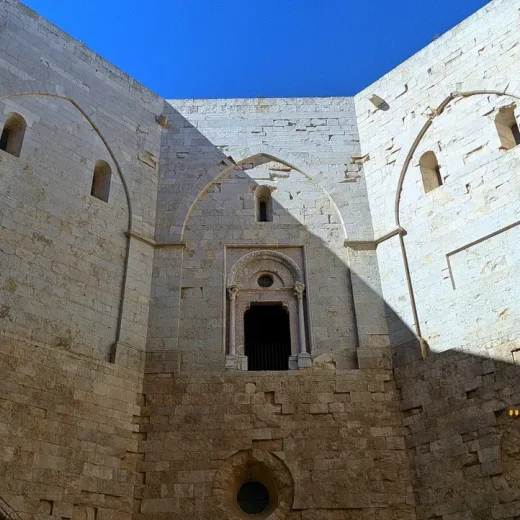 Внутренний двор замка Дель-Монте