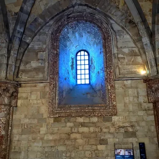 Внутри замка Дель-Монте