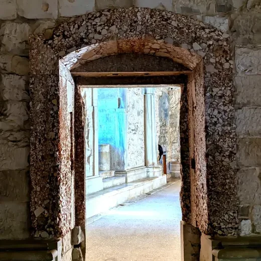 Нынешние и былые украшения замка Дель-Монте